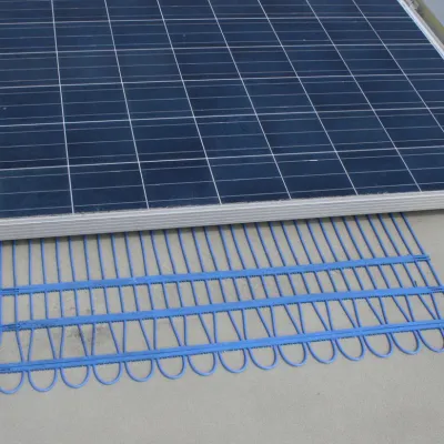 Bild: Erste Hybrid-Photovoltaikanlage mit BEKA Kapillarrohrmatten in SYSCO-Bauweise