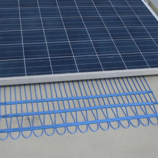 Bild: Erste Hybrid-Photovoltaikanlage mit BEKA Kapillarrohrmatten in SYSCO-Bauweise
