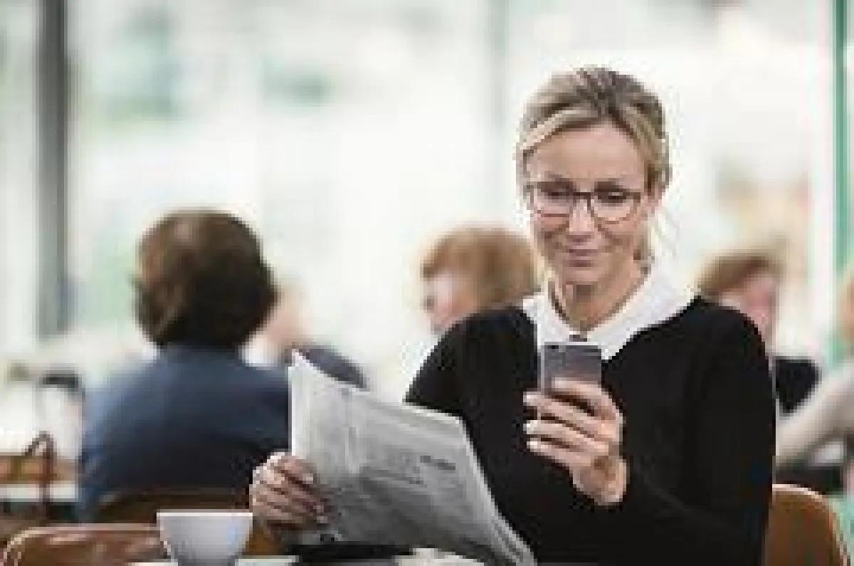 Eine ständige Nutzung von digitalen Geräten kann zu Beschwerden wie Kopfschmerzen oder brennenden Au