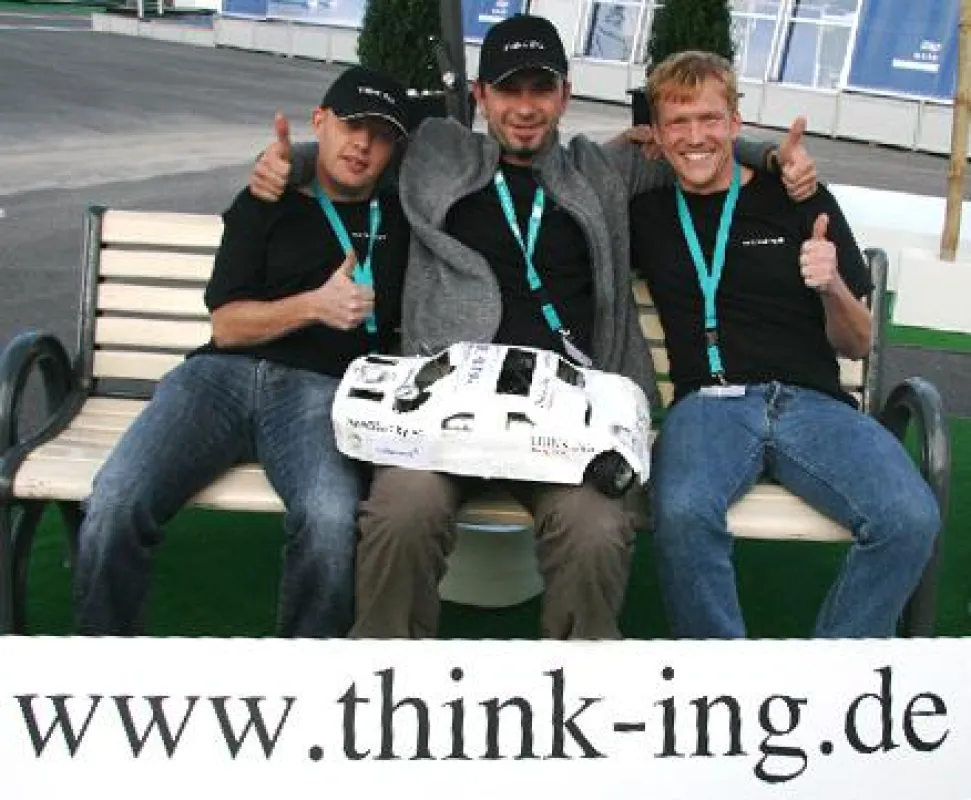 Das THINK ING.-Team mit ihrem Hybrid-Racer (v.l.n.r.): Markus Lingemann, Jörg Brennecke und Michael Dietrich