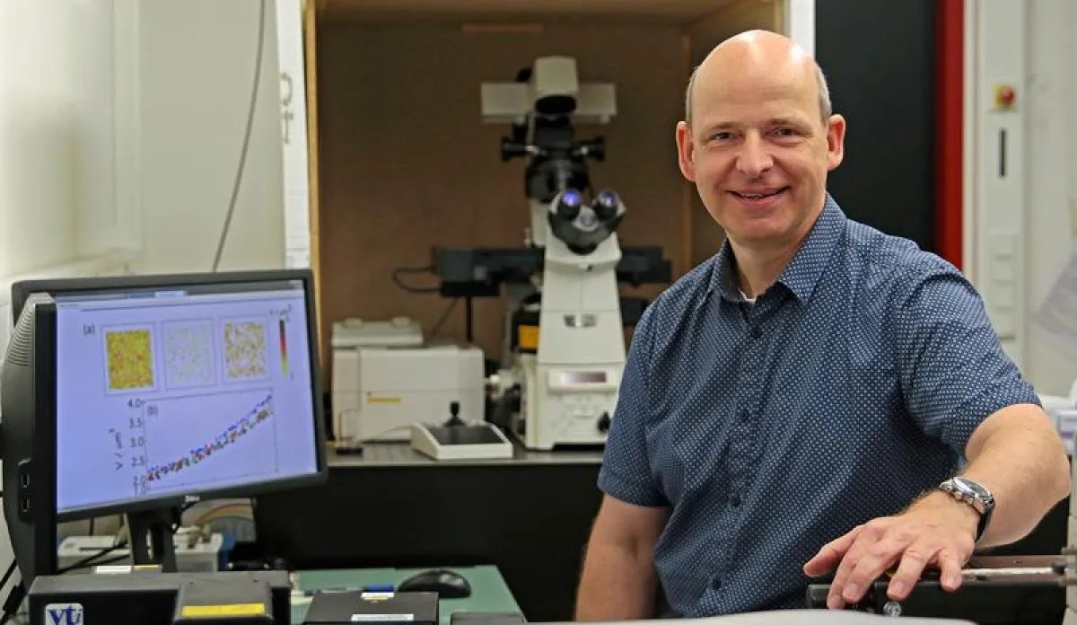 Mit einem konfokalen Lasermikroskop kann die Bewegung einzelner Teilchen innerhalb der kolloidalen Suspension live verfolgt und ausgewertet werden. (HHU / Jochen Müller)