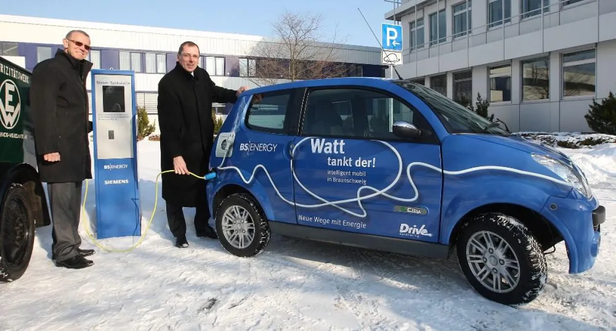v.l. Ralf Krenkel (Geschäftsführer, Bellis GmbH) und Paul Anfang (Vorstand, BS-Energy) demonstrieren den Prototyp für künftige E-Tankstellen in Braunschweig und ein neues E-Auto von BS-Energy