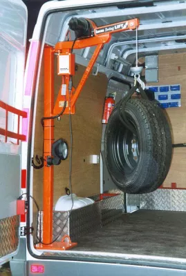 Bild: Flexible Kräne für den Einsatz in Kastenwagen und auf Pritschen