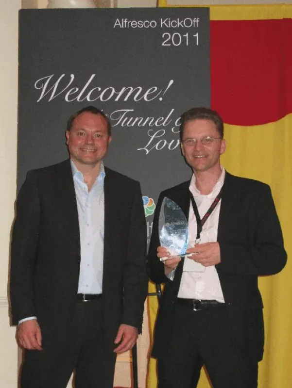 Christian Thiede (Alfresco, links) gratuliert Stefan Waldhauser (WeWebU) zur Auszeichnung