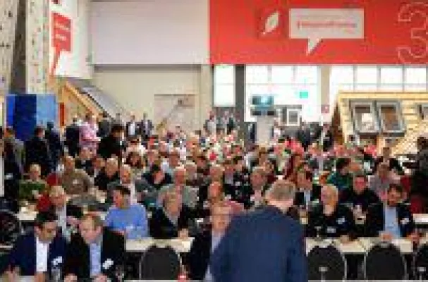 Bild: DHV und 81fünf: Hausbau ist Holzbau