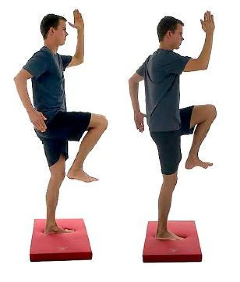 Marschieren Sie 3 mal bis zu einer Minute auf dem kyBounder auf der Stelle, ziehen Sie die Oberschenkel dabei bis zur Waagerechten hoch, die Arme schwingen mit. Das bringt den Blutkreislauf in Schwung