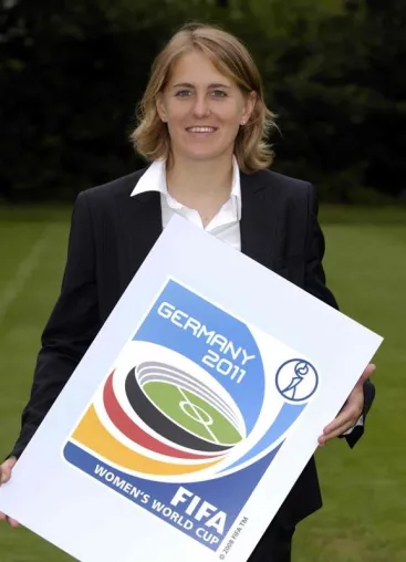 Bild: Fußball-Nationalspielerin Britta Carlson eröffnet neues DFB-Minispielfeld in Berlin-Mahlsdorf