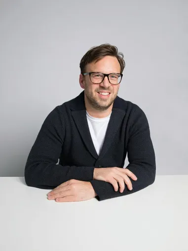 Bild: Steven Cichon führt Brand Spaces Team der Peter Schmidt Group