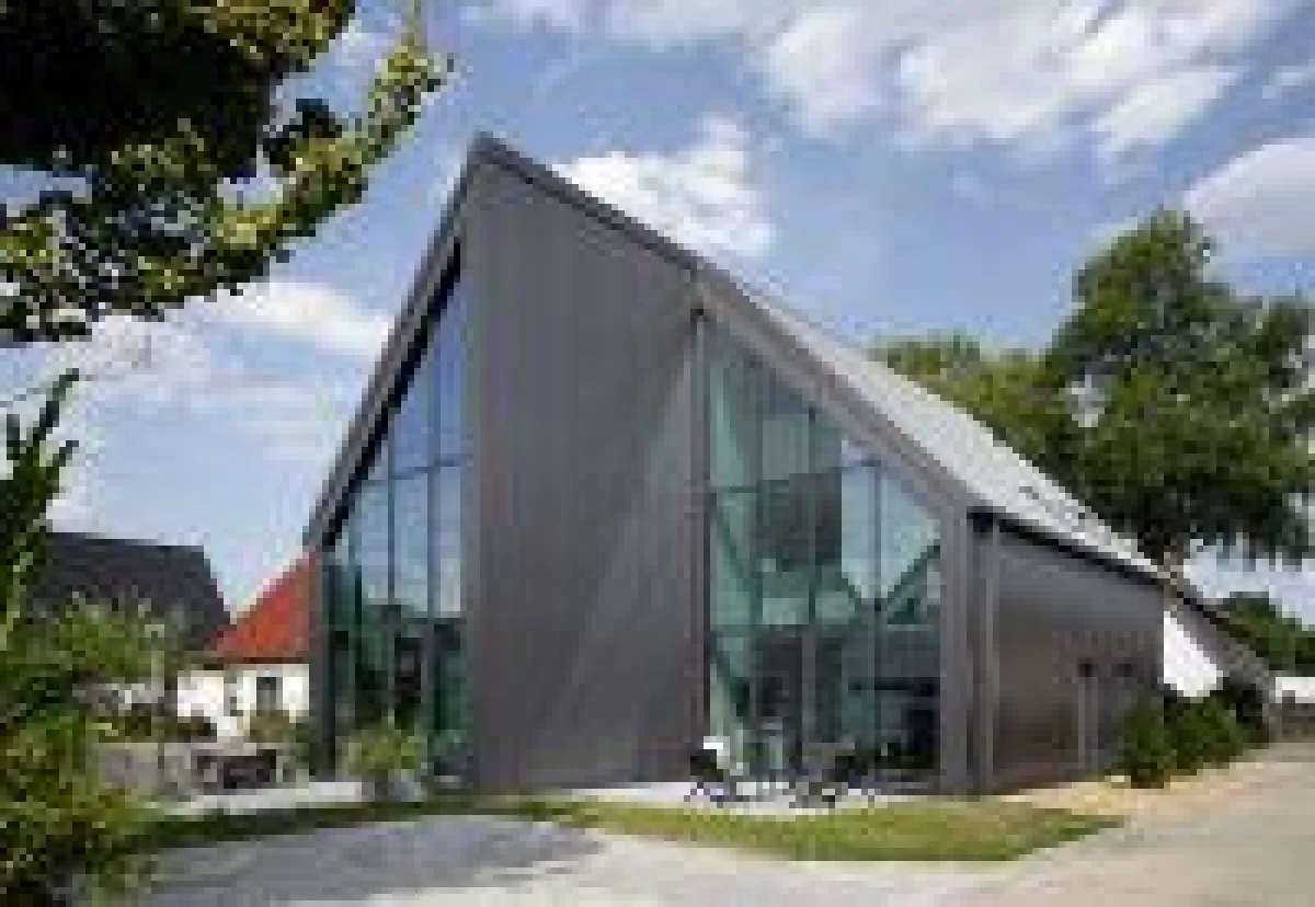 Dank der farblich aufeinander abgestimmten Wand- sowie Dachelemente erscheint das Wohnhaus wie aus einem Guss. Foto: Simon Wegener