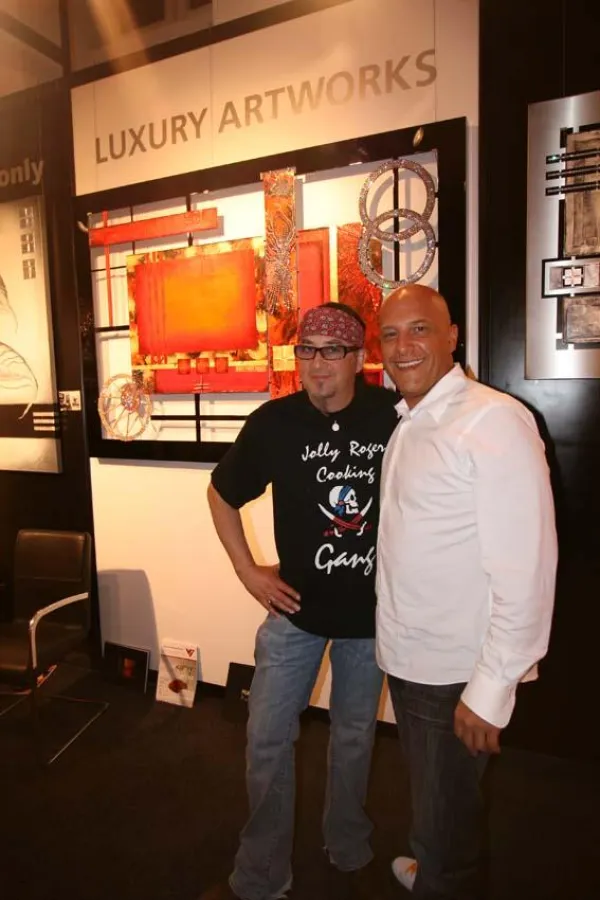 Auch Promis sind begeistert von den Werken von Marco Mehn (rechts), hier an seinem Stand bei der Luxurious Fair in München im April diesen Jahres, zusammen mit TV-Sterne-Koch Stefan Marquard