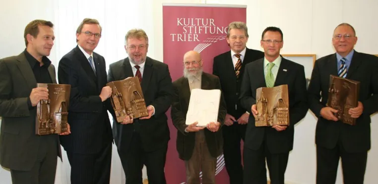 Bild: Triers Denkmäler zum Anfassen - Kulturstiftung Trier präsentiert neu gestaltete Stifterplatte 2009