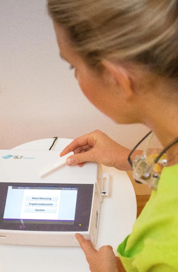 Eine Mitarbeiterin bedient den Oralyzer © Dr. Christian Hartig