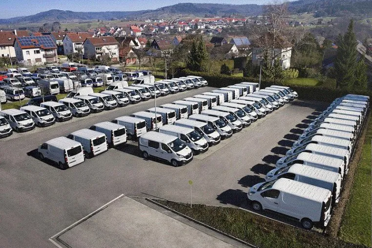 Bild: Handwerker-Transporter von Renault mit bott vario Fahrzeugeinrichtung