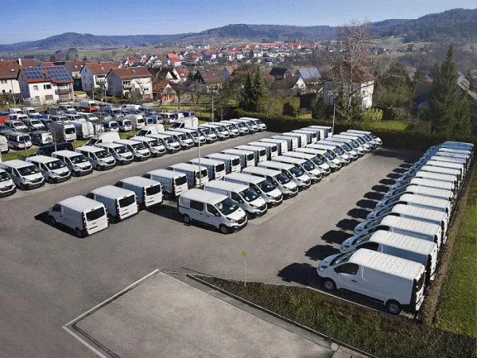 Bild: Handwerker-Transporter von Renault mit bott vario Fahrzeugeinrichtung