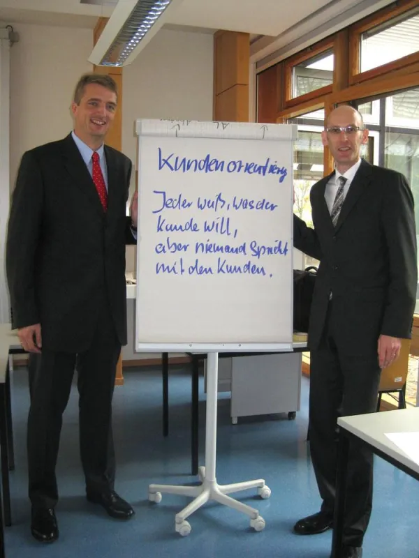 Foto: Holger Kampshoff (links) und Dr. Stephan Tank nach dem erfolgreichen Vortrag in der Fachhochschule Bonn-Rhein-Sieg, Bildnachweis: © 2009 Mandat Managementberatung GmbH, Dortmund