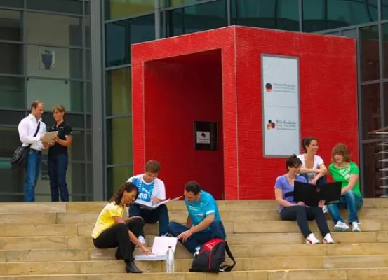 Bild: Beginn des dualen Bachelor-Studiums an der Deutschen Hochschule jederzeit möglich