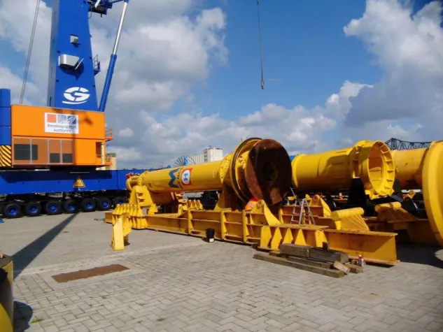 Bild: RENDSBURG PORT: Spezial-Verladung von vier mehr als