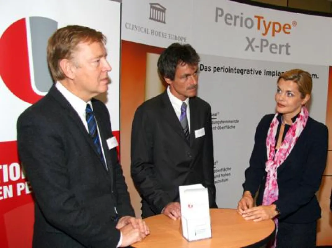 Ulrike Kuckelkorn, CEO Clincal House Europe, mit Prof. Dr. med. Ennker (links) und Prof. Dr. MSc Gerd Volland im Gespräch über die