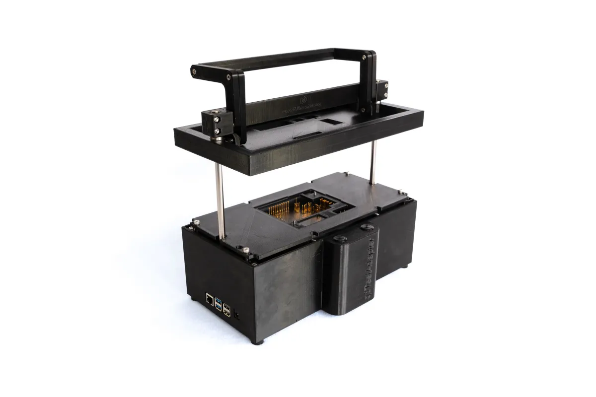 Das autarke System qdTest vereinfacht das Prüfen und Programmieren von Leiterplatten. (© querdenker engineering GmbH)