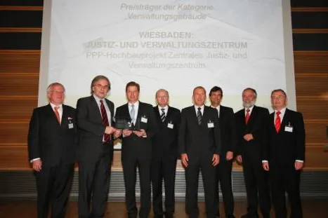 PPP Innovationspreis 2008 - Auszeichnung für das "Justiz- und Verwaltungszentrum Wiesbaden" Bild: PPP Innovationspreis 2008 - Auszeichnung für das "Justiz- und Verwaltungszentrum Wiesbaden"