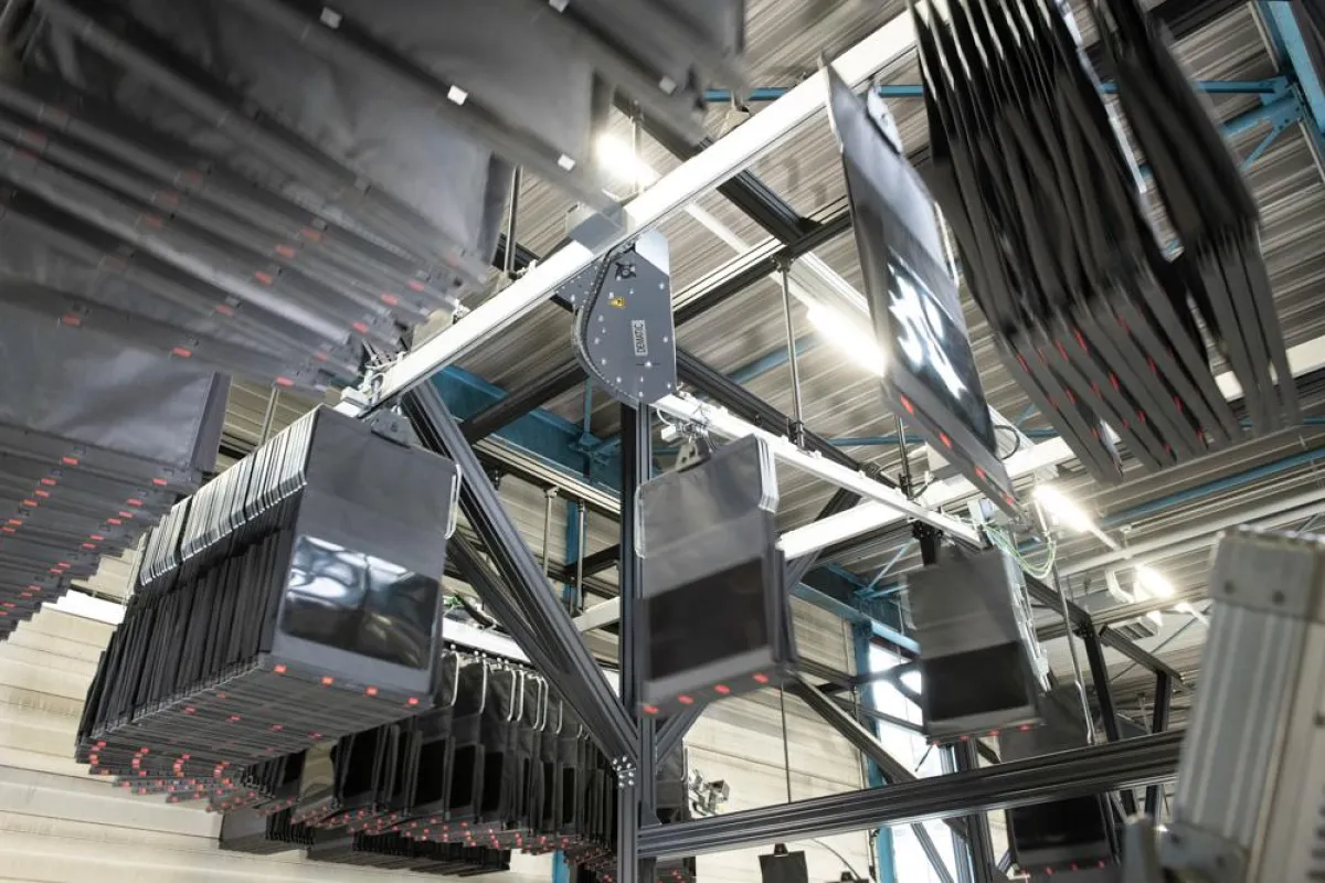 Dematic ermöglicht mit ihrem Taschensortiersystem die automatische Taschenentladung. (Foto: Dematic)