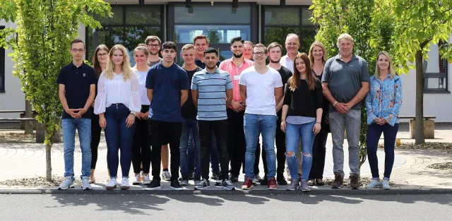 Bild: Start ins Berufsleben. 14 junge Frauen und Männer beginnen im August 2019 ihre Ausbildung bei der IT-HAUS GmbH