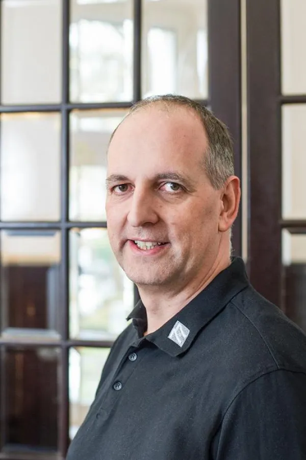Helge von Hagen von der 7x7finanz in Kassel freut sich mit seinem Team auf die Messebesucher.