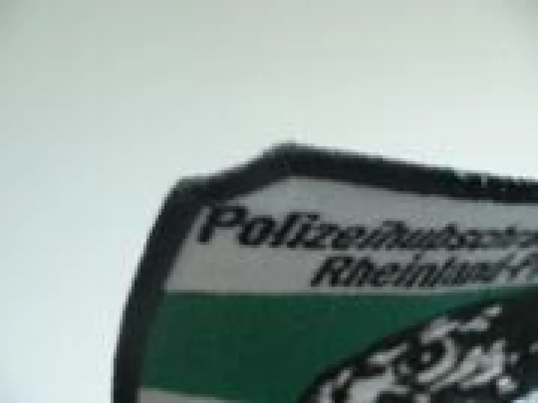 Stickmotiv Polizei Rheinlandpfalz: Als Stabilisator im Stickrahmen wurden SOLVY FILM 80 und SOLVY FABRIC verwendet. Füllstiche mit Viskose Stickgarn SULKY 40, Nadelstärke 40. Die kleine Schriften wude
