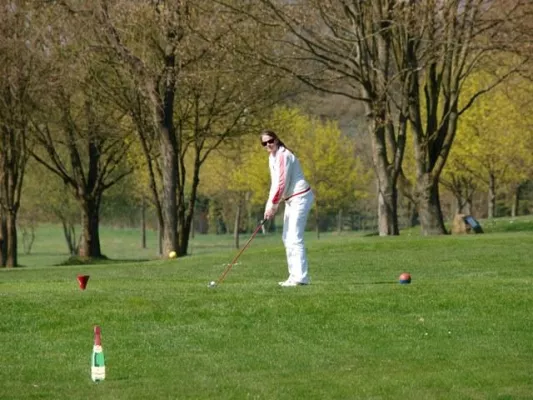 Bild: Endlich Gleichberechtigung im Golfsport durch die Rotkäppchen-Grenze