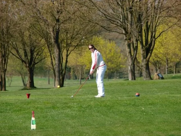 Bild: Endlich Gleichberechtigung im Golfsport durch die Rotkäppchen-Grenze