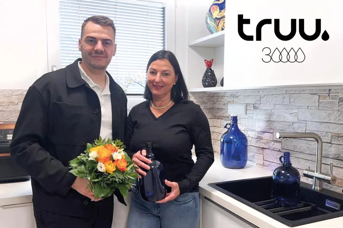 Marcel Glück von truu begrüßt mit Familie Kress den 30.000 Kunden  (© truu gmbh)