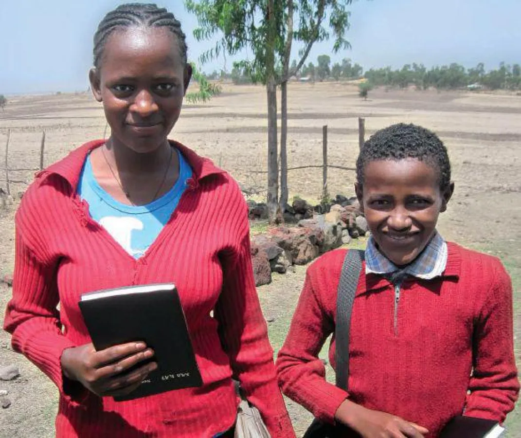 Dubra und Melake (v.l.) haben in der Schule ihre erste eigene Bibel erhalten.