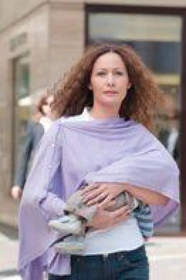 Die Stillstola von LÄSSIG kleidet auf unterschiedlichste Weise: Vom Poncho bis hin zum Schal lässt sie sich im Handumdrehen verändern