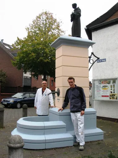 Bild: Maler aus dem CJD Frechen renovieren „de Pump“ in Hücheln