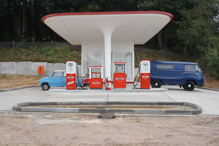 Bild: Neue 1950er-Jahre-Tankstelle im Freilichtmuseum am Kiekeberg bei Hamburg für Projekt „Königsberger Straße“