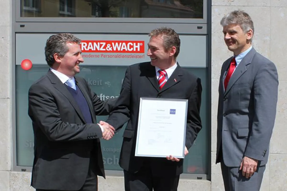 v.li.: Zertifikatsübergabe Prof. C. Stehr (GGS), Dr. R. Eisenbeiß (FRANZ&WACH), R. Rück (GGS)