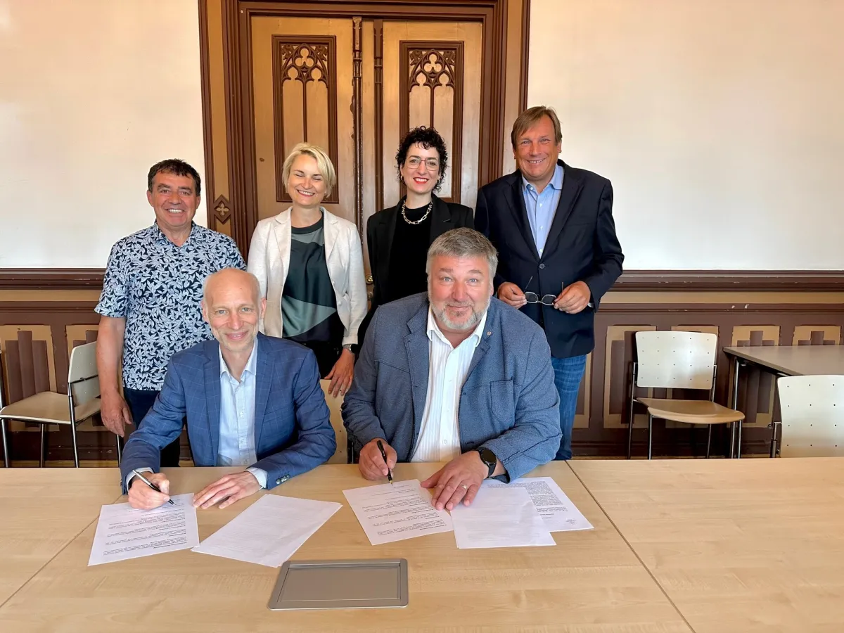 Michael Reink (Präsident CMVO) u Klaus Stieringer (Vorstandsvorsitzender AKCS) bei der Unterschrift (© AKCS Verwendung frei)