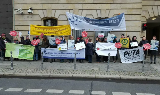 Bild: Ausstieg aus dem Tierversuch – JETZT! - Startschuss einer neuen Kampagne vor dem BMEL in Berlin