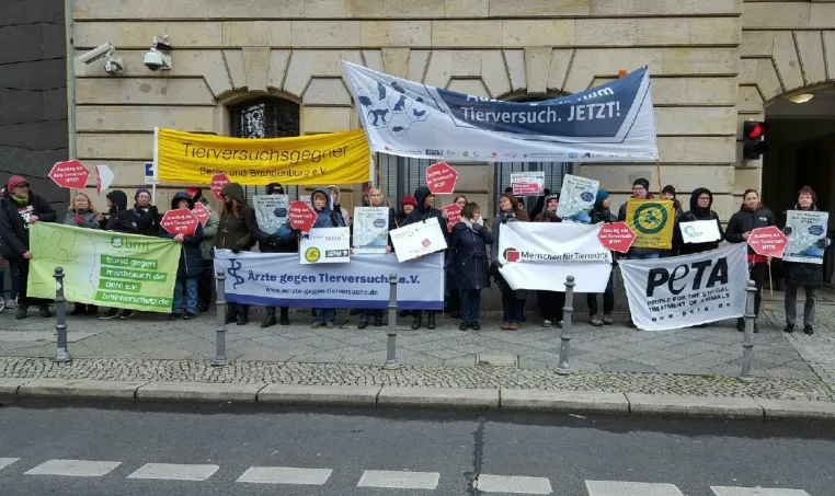 Bild: Ausstieg aus dem Tierversuch – JETZT! - Startschuss einer neuen Kampagne vor dem BMEL in Berlin