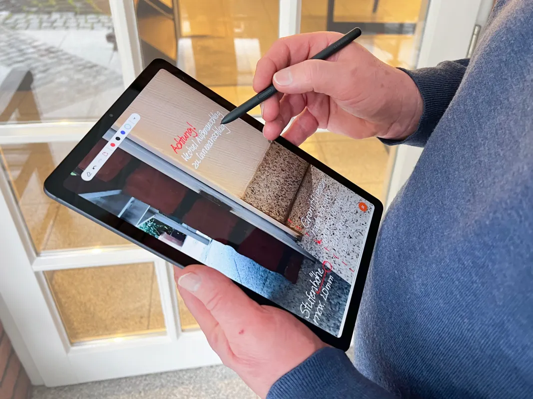 Notizen per Hand auf Situationsfotos direkt in der App vermerken. (© Brakebusch Kommunikation)