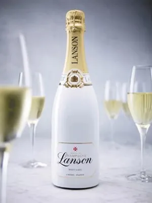Bild: Lanson White Label – neue Cuvée präsentiert sich in weiß gesleevtem Flaschen-Design