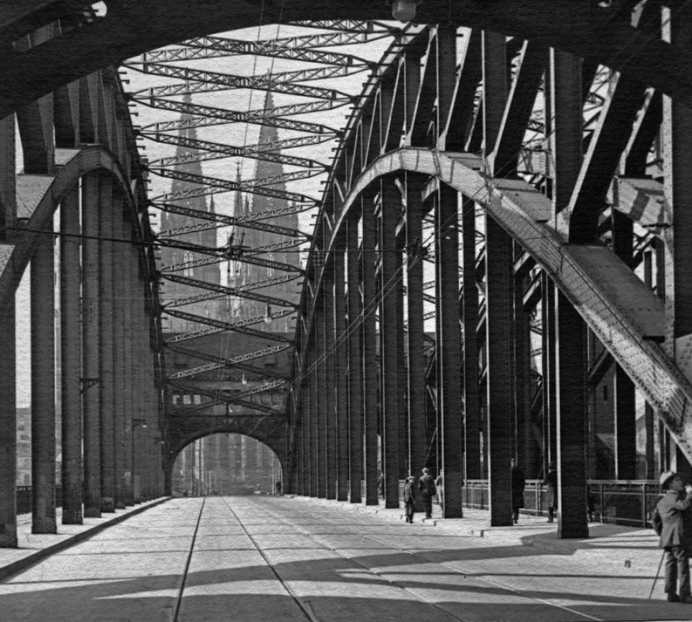 Blick durch die Stahlkonstruktion der Hohenzollernbrücke auf den Domes in Köln. ca 1925