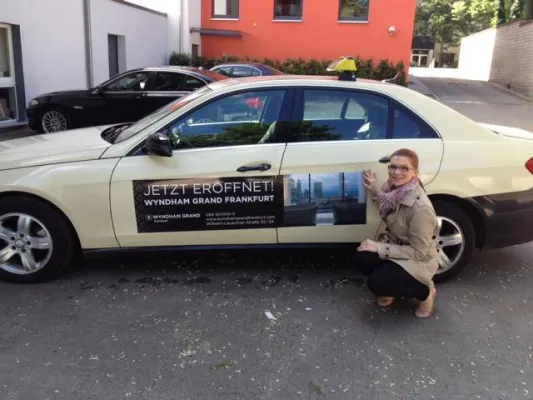 Bild: „Rollende Präsenz“: Wyndham Grand Frankfurt an Frankfurter Taxitüren
