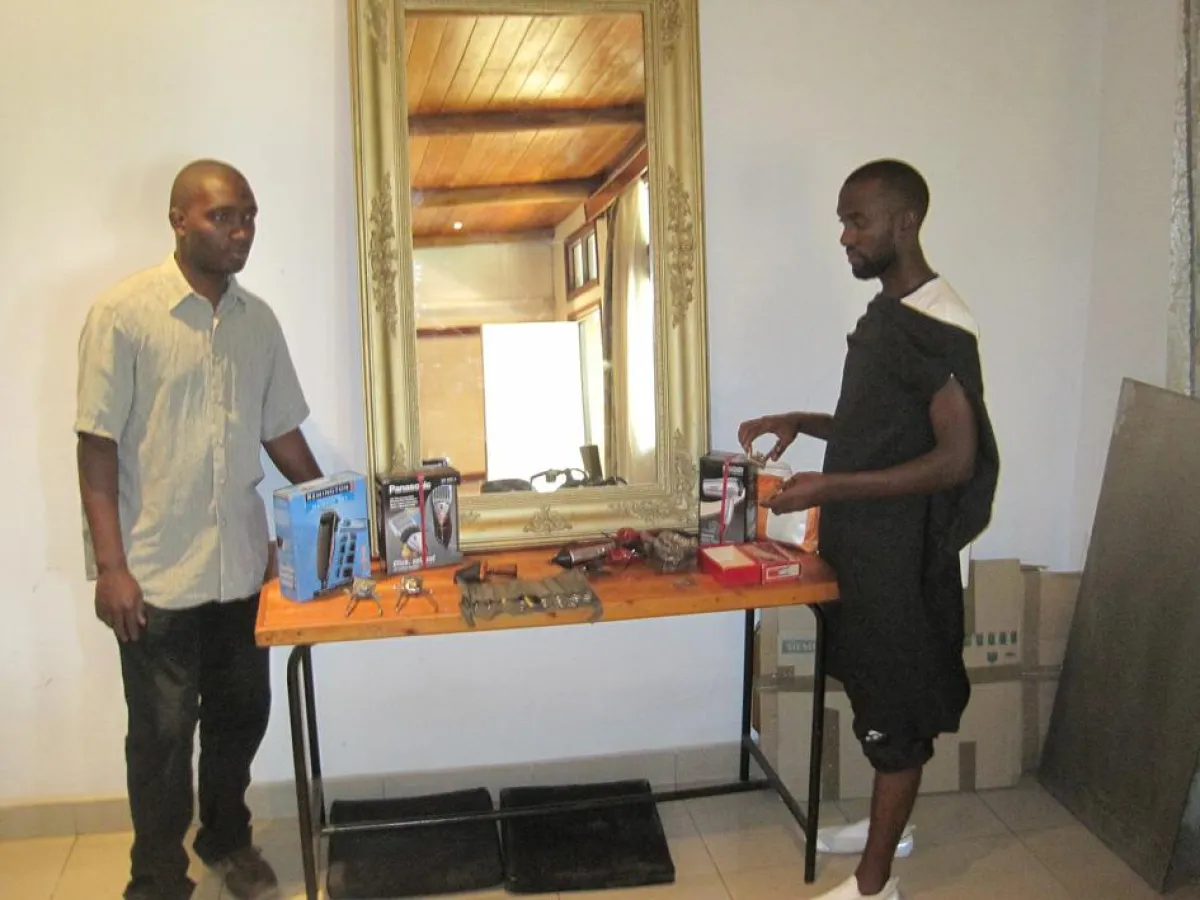 Der Container wird zum Arbeitsplatz für Jugendliche (Foto: Dentler)