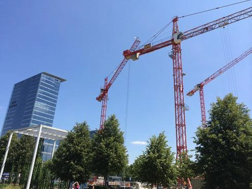 Generationenübergreifend: Die erfahrenen und der junge WOLFF auf der Citybaustelle.