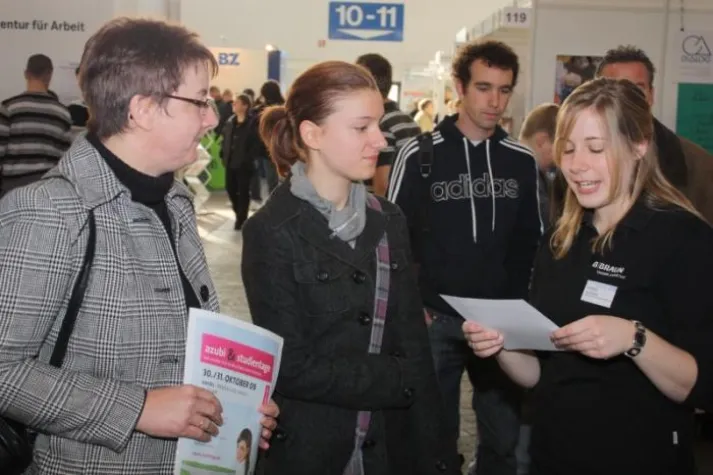 Bild: azubi- & studientage Kassel 2010 - Über 100 Aussteller stehen für Beratungsgespräche zur Verfügung