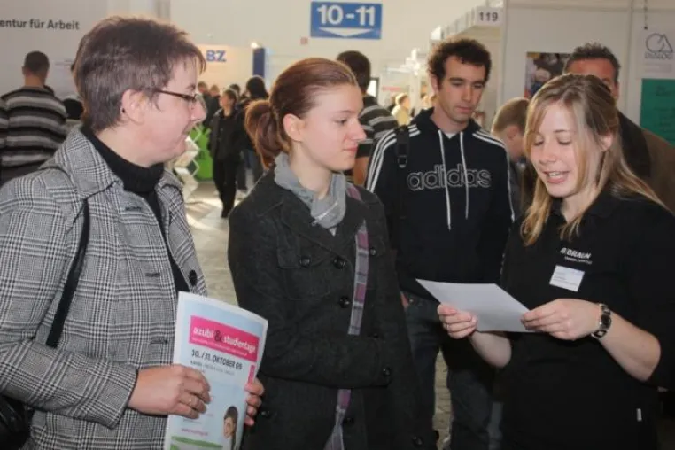 Bild: azubi- & studientage Kassel 2010 - Über 100 Aussteller stehen für Beratungsgespräche zur Verfügung