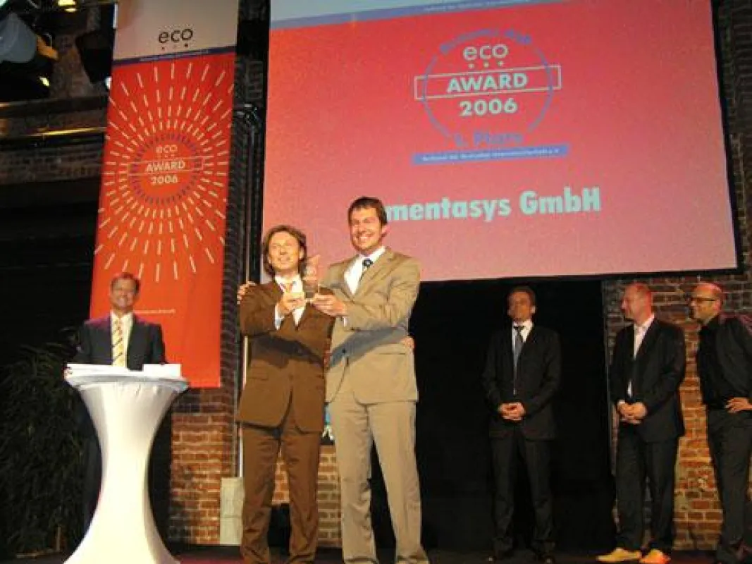 Robin Schönbeck (l.) und Tim Stracke (r.) nehmen den ersten Preis bei der Preisverleihung des eco-Awards entgegen.