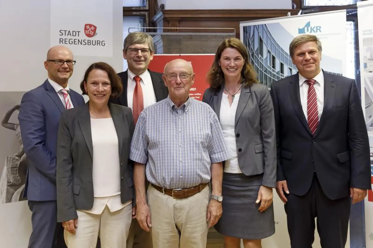 Vertreter der beteiligten Institutionenen besiegelten mit einem Kooperationsvertrag das gemeinsame Projekt „Schüler retten Leben“. (Stefan Effenhauser, Stadt Regensburg)