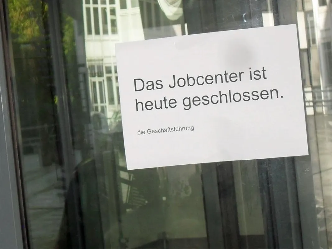 Ein 52-Jähriger hat gestern in Neuss eine 32-jährige Mitarbeiterin des Jobcenters erstochen